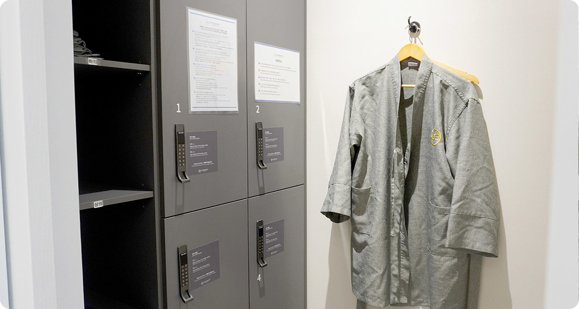 Powder Room / Locker